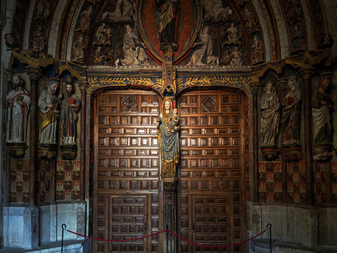 Puerta de madera labrada en la catedral de Le&oacute;n, Espa&ntilde;a