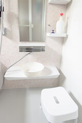 浴室のイメージ　　清潔な白を基調とした浴室のイメージ