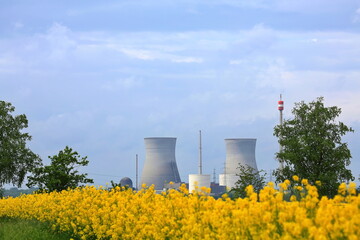 Das Atomkraftwerk Gundremmingen in Bayern, Deutschland. Im Vordergrund erstreckt sich ein leuchtend...