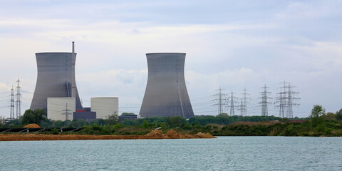 Das Atomkraftwerk Gundremmingen. Die imposanten Kühltürme stehen im Hintergrund und dominieren...