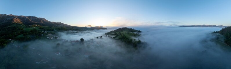nieblas al amanecer desde punto de vista aéreo