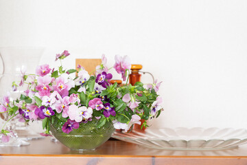 庭で摘んだフレッシュなビオラ,クラシカルなインテリア