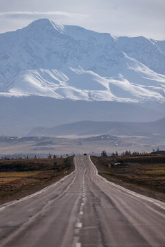Fototapeta Beautiful autumn road with snow-covered peaks mountains North Chuya mountain ridge in Altai, Siberia, Russia