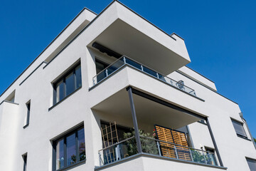 Obraz premium Moderne Appartmenthäuser mit Balkon