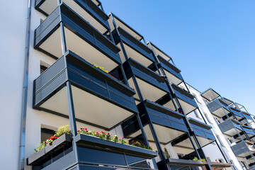 Moderne Appartmenthäuser mit Balkon