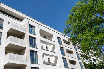 Obraz premium Modernes Mehrfamilienhaus in Deutschland