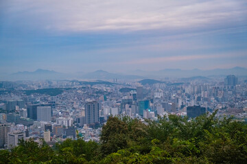 Obraz premium Seoul Skyline View With Mountains and Overcast Sky in the Distance
