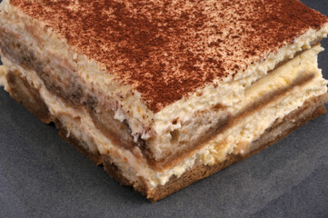 Tiramisu fait maison en gros plan dans une assiette