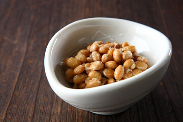 小鉢に盛った納豆