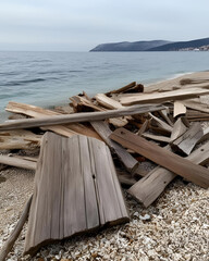 use of wood waste,wood recycling,wood scraps,wood pieces,wooden debris,wood waste reuse,eco-friendly wood use,wood waste management,wood scraps beach,wooden pieces beach,local beach wood,driftwood,bea