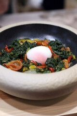 huevo escalfado con verduras y vegetales en un cuenco de diseño