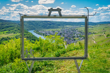 Blick auf Kr&ouml;v von der Moselschleife Kr&ouml;v