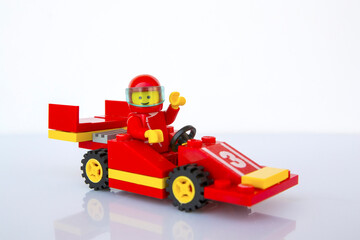 Naklejka premium Coche de carreras rojo de LEGO oficial y piloto. Imagen aislada