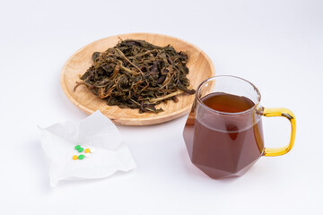 Dried dandelion, Chinese herbal water and Western medicine granules