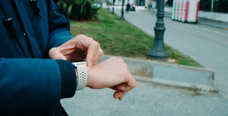 man activating the GPS tracker on his smartwatch
