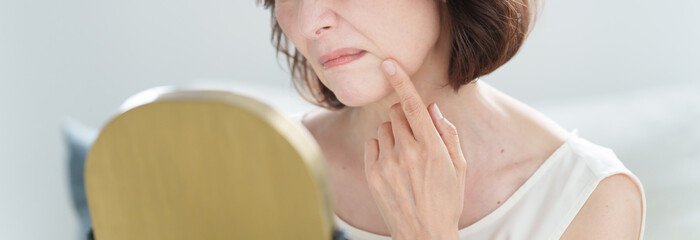 美容に悩むシニア女性