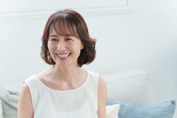 笑顔のシニア女性