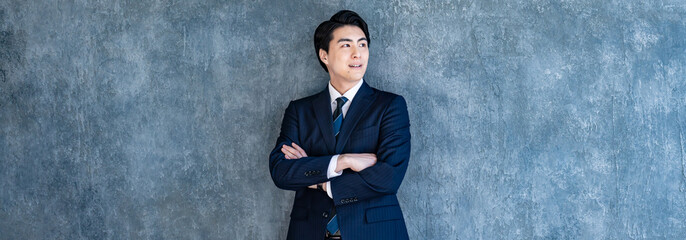 腕組みをするビジネスマン