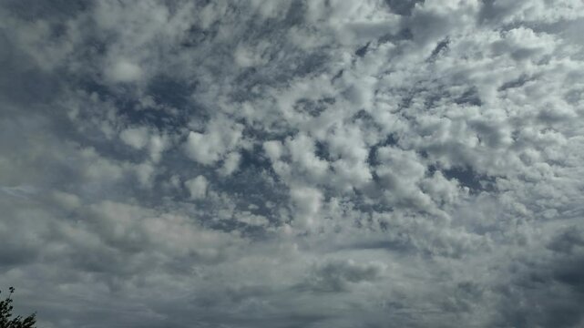 Kamerafahrt durch ein Spiel aus Sonne und Wolken