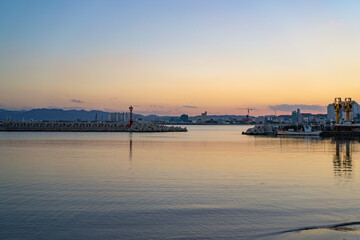 Obraz premium the setting sun by the sea 