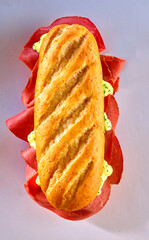 Baguette mit Pastrami und Remoulade Topshot, belegtes Brot, Brot, 