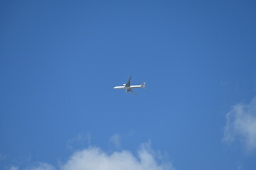 Un avion de ligne en vol ciel bleu