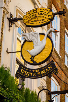The White Swan Pub Sign &ndash; A Graceful Emblem of British Tradition in the Heart of London