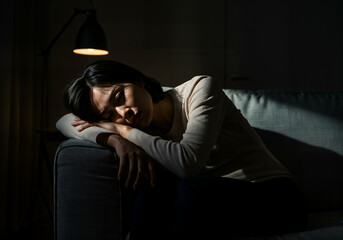 Obraz premium Sleepless Woman finds no peace on the sofa with insomnia frustration.