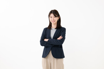 Obraz premium 腕組みをする笑顔のビジネスウーマン