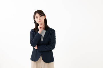 考えるビジネスウーマン