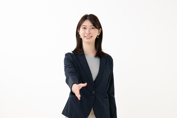 握手を求める女性