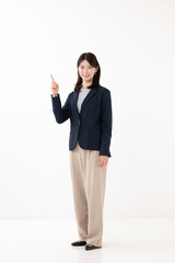 案内をする女性