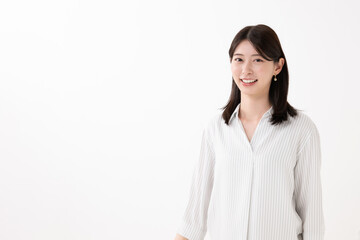 白いシャツを着た笑顔の女性