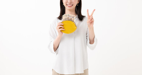 財布を持って喜ぶ女性