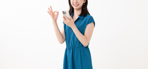 スマホを持つ女性