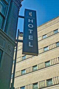 Kinley Cincinnati Downtown, a Tribute Portfolio Hotel, is perfectly situated between Downtown and the popular Over The Rhine neighborhood. 