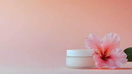 un frasco elegante con pomada o con crema de productos organicos naturales para el cuidado de la piel junto a una flor elegante sobre un fondo liso con espacio de copia
