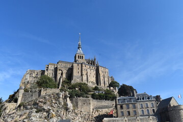 Vue en contre-plongée de l'abbaye du Mont Saint-Michel, située entre la Normandie et la Bretagne, en France. Ce monument historique très touristique est classé au patrimoine mondiale de l'UNESCO