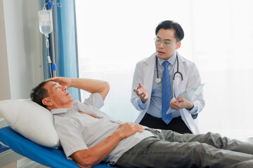 Obraz premium Elderly man visits a doctor immediately after developing a headache, seeking quick diagnosis and care for his symptoms.