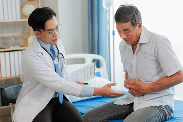 Obraz premium An elderly patient visits a clinic to consult with a medical specialist about lower abdominal pain that extends to the bladder area, seeking diagnosis and proper care.