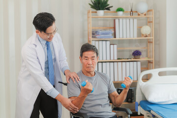 Obraz premium Patient with weak arm muscles doing light dumbbell exercises during physical therapy to regain strength and support physical recovery.