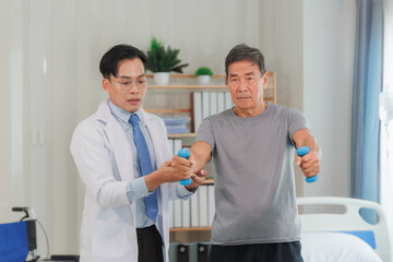 Obraz premium Patient with weak arm muscles doing light dumbbell exercises during physical therapy to regain strength and support physical recovery.
