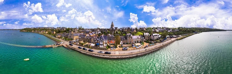 Gordijnen  France, Brittany. Saint-Suliac - one of France’s most beautiful traditional villages. located between Dinard and Saint-Malo. aerial drone panoramic view © Freesurf