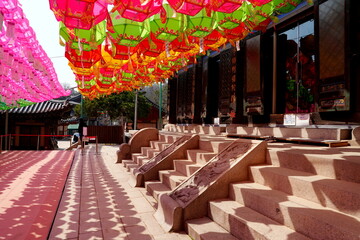 Treppe, Stufen zur Mahavira Halle, Haupthalle, Lampions, Lampion, Laternen, bunt, Bongeusa Tempel,...