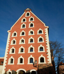 Spichlerz  z pierwszej ćwierci XVIII wieku, którego opaski okienne przypominać mają worki ze zbożem, Toruń, Polska, Old brick Granary in Toruń, Poland