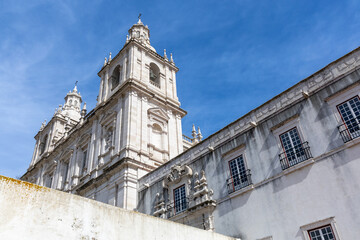Fototapeta premium Historic view of the Monastery of São Vicente de Fora in Lisbon, Portugal, with its Baroque architecture and white stone facade under a clear blue sky.