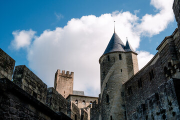 Fototapeta premium Explore the historic beauty of Castillo de Carcassonne under a vibrant sky filled with fluffy clouds