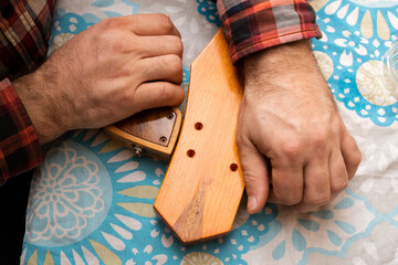 The guitar master connects the parts of the slide guitar