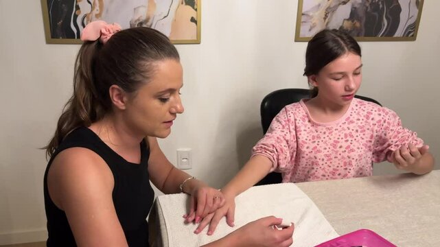 m&atilde;e faz unha manicure da filha 