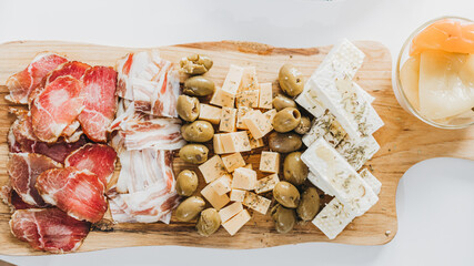 Delicious charcuterie board featuring cured meats and cheeses
